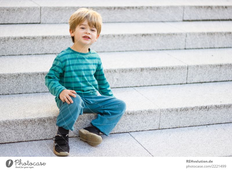 Kind auf einer Treppe sitzend Kleinkind Junge 3-8 Jahre Kindheit authentisch Freundlichkeit Stadt Neugier natürlich Interesse Zufriedenheit Außenaufnahme
