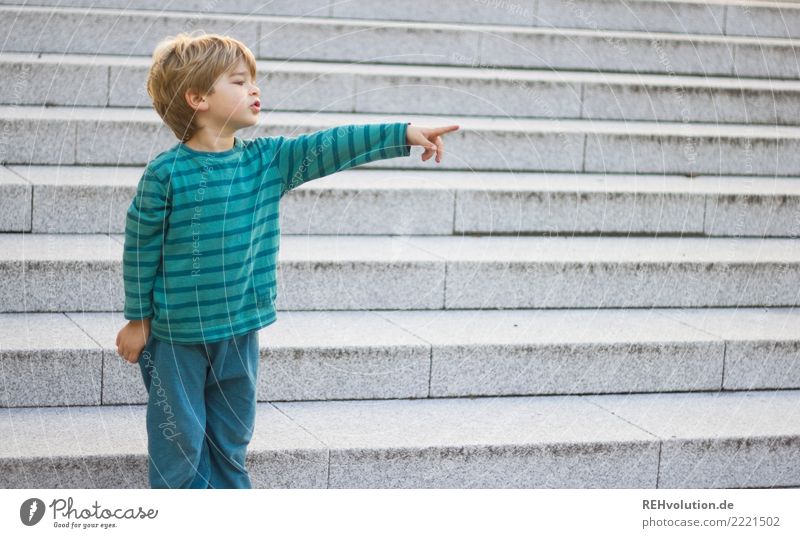 dahinten Mensch Kleinkind Junge Kindheit 1 3-8 Jahre Stadt Treppe blond beobachten authentisch klein natürlich grün zeigen deuten Hinweis Finger Zeigefinger
