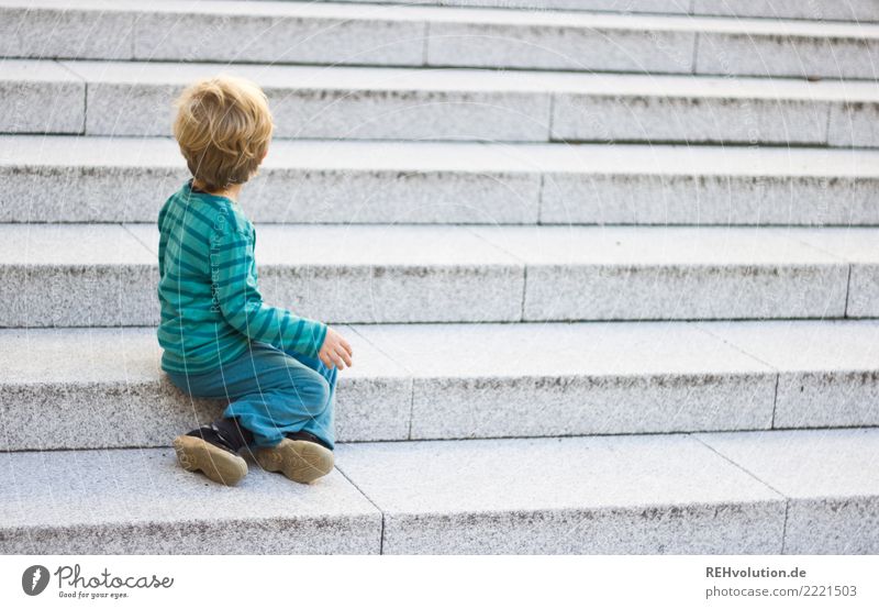 Kind sitzt auf einer Treppe Mensch Kleinkind Junge Kindheit 1 1-3 Jahre Stadt Pullover Turnschuh beobachten sitzen warten authentisch klein natürlich grau Sorge