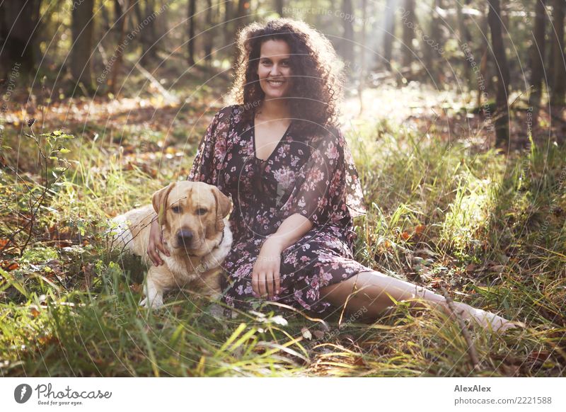 Portrait eines jungen, blonden Labradors und einer großen, schönen Frau mit langen, dunklen, lockigen Haaren im Wald Glück Wohlgefühl Erholung Ausflug Abenteuer