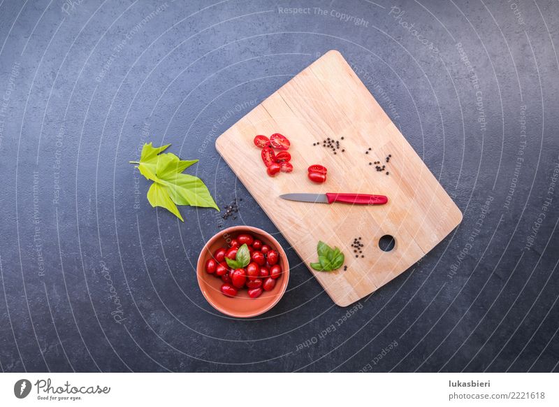 Aufgeschnittene Cherrytomaten auf Schneidebrett Gemüse Tomate aufgeschnitten frisch Blatt schnitzer Sommer Frühling Italienische Küche lecker Erfrischung Stein
