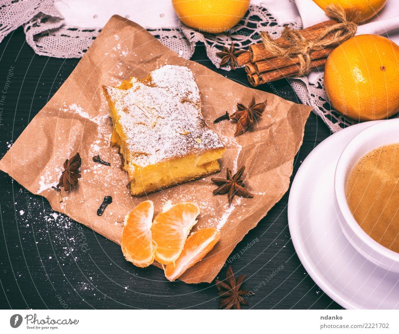 Stück Mandarinkuchen Lebensmittel Frucht Kuchen Dessert Ernährung Vegetarische Ernährung Getränk Kaffee Becher Tisch Holz Essen lecker natürlich braun gelb