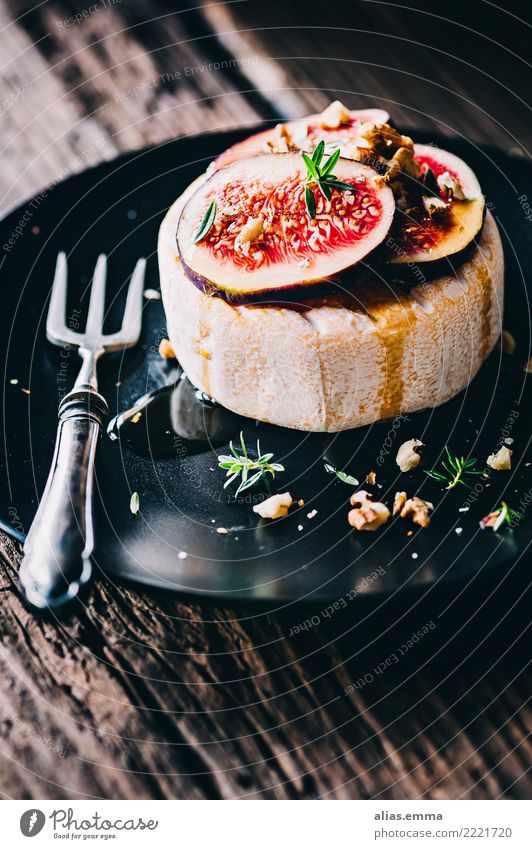 Camembert mit Feigen und Honig camembert Käse Lebensmittel Gesunde Ernährung Speise Foodfotografie Essen herzhaft Snack rustikal Essen zubereiten Frucht Walnuss