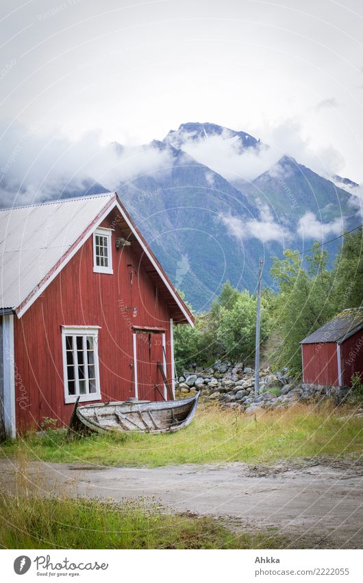 Norwegisches Holzhaus am Fjord vor Wolkenbergen, Svartisen harmonisch Sinnesorgane Erholung ruhig Ferien & Urlaub & Reisen Tourismus Ausflug Abenteuer Ferne