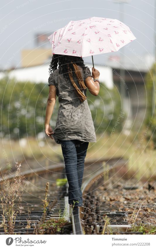 Sommerregen feminin Junge Frau Jugendliche Rücken 18-30 Jahre Erwachsene Regenschirm schwarzhaarig Locken einfach nass natürlich Glück Lebensfreude Gelassenheit