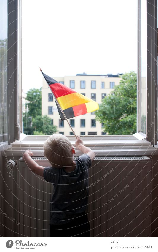 farbe bekennen Häusliches Leben Wohnung Fensterbrett Kind Kleinkind Junge Kindheit 1 Mensch 1-3 Jahre Stadt T-Shirt blond Fahne Deutschland Deutsche Flagge
