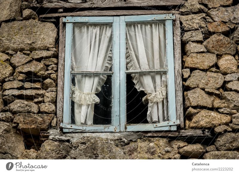 Das was war | Fenster mit hellblauen Rahmen und Gardinen eines Steinhauses Einfamilienhaus Gebäude Mauer Wand Fassade Holz Glas beobachten hängen
