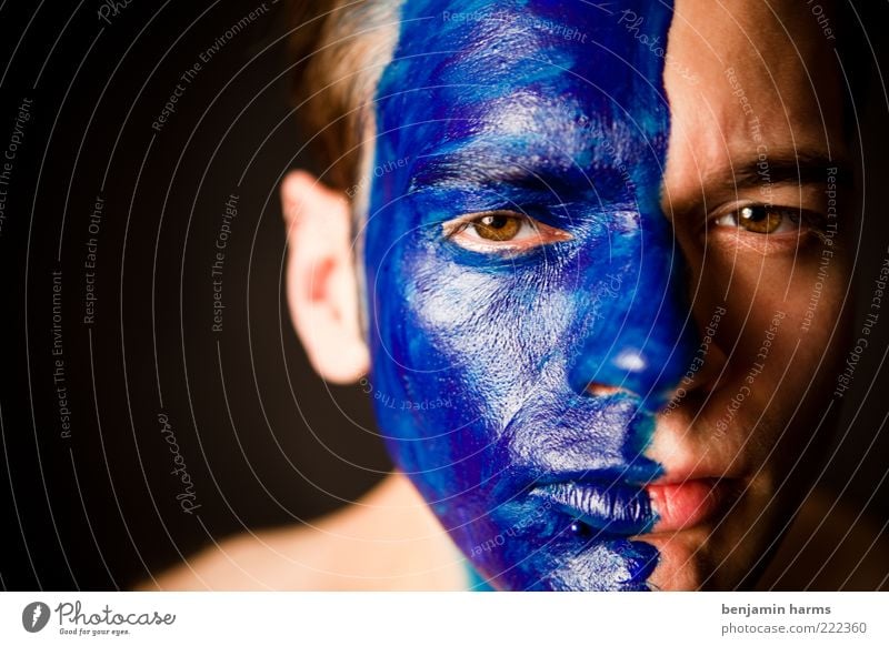 blaues wunder Mensch maskulin Junger Mann Jugendliche Gesicht 1 18-30 Jahre Erwachsene Blick Aggression Wut Rache Farbfoto Innenaufnahme Porträt Farbe angemalt