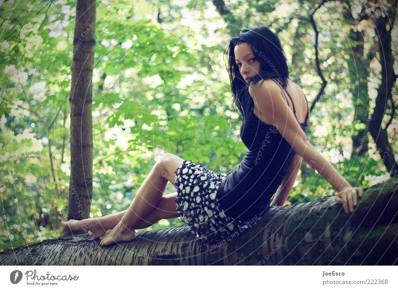 schulterblick... Wohlgefühl Sommer feminin Frau Erwachsene Leben 1 Mensch 18-30 Jahre Jugendliche Natur Baum Kleid schwarzhaarig langhaarig beobachten