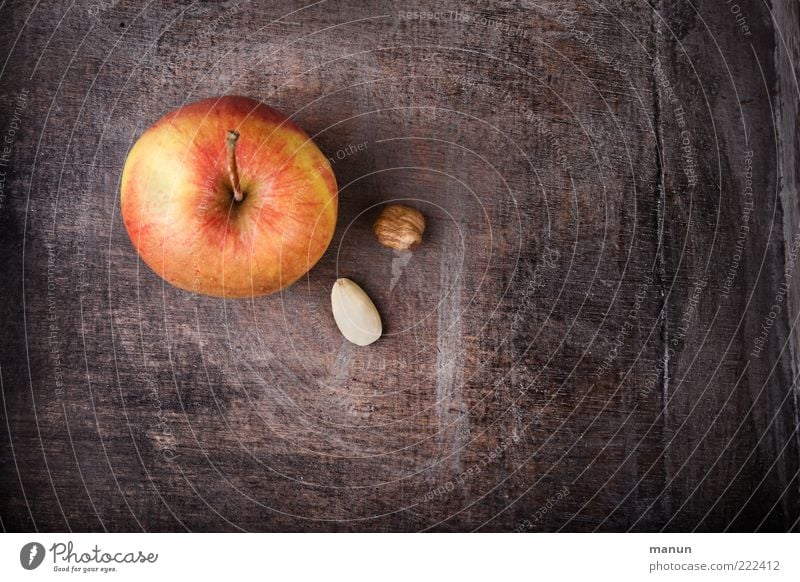 Apfel, Nuss und Mandelkern... Lebensmittel Frucht Ernährung Bioprodukte Vegetarische Ernährung Gesundheit lecker Vorfreude Erwartung Farbfoto Innenaufnahme