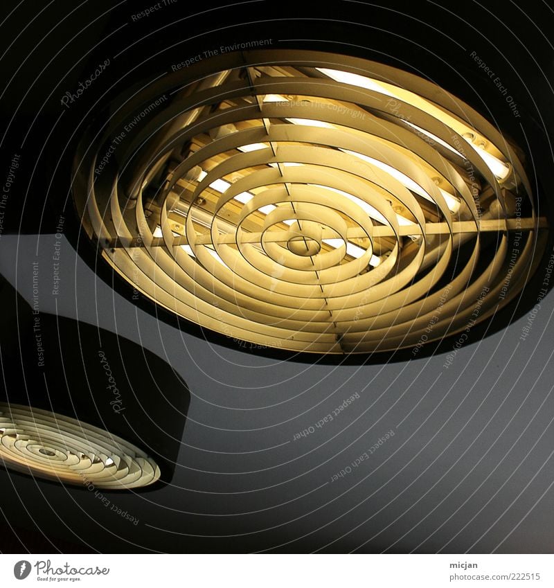 Electronic tentacle | Light emitting monster Fortschritt Zukunft leuchten Lampe Leuchtstoffröhre 2 grau schwarz gelb Decke Untergrund hell Gitter Deckenlampe