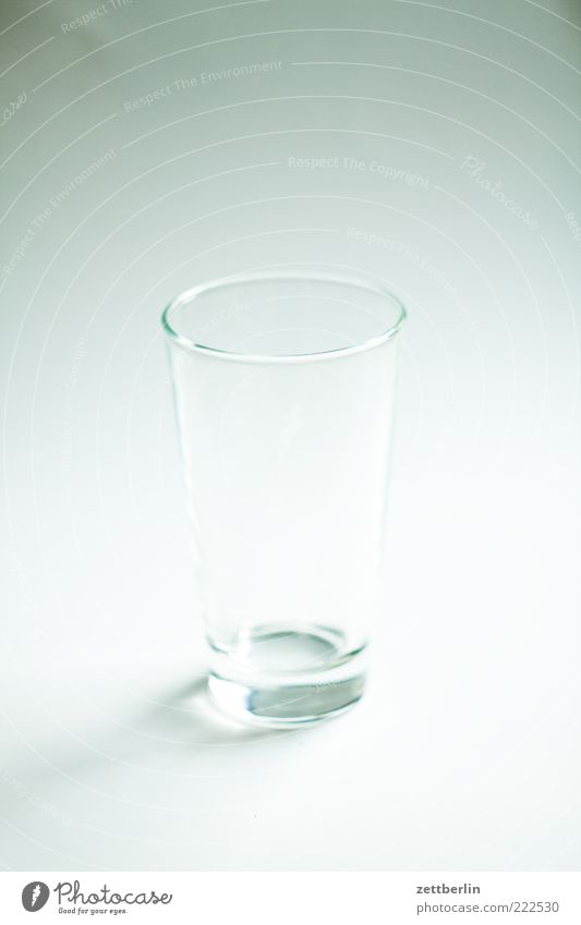 Weder halb voll noch halb leer Geschirr Glas Lifestyle Stil Häusliches Leben weiß Ordnungsliebe Reinlichkeit Sauberkeit bescheiden Wasserglas Farbfoto