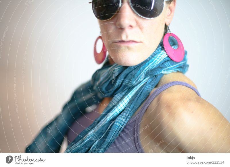 herb Lifestyle Stil schön Junge Frau Jugendliche Erwachsene Leben Accessoire Schmuck Ohrringe Sonnenbrille Schal Coolness trendy einzigartig verrückt feminin