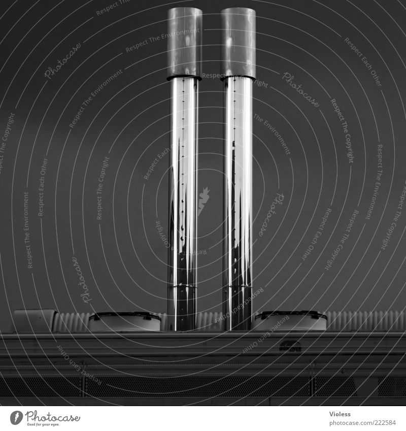Parallelität Industrie Industrieanlage Metall dunkel glänzend modern skurril Symmetrie Schwarzweißfoto Außenaufnahme Experiment Menschenleer Kontrast