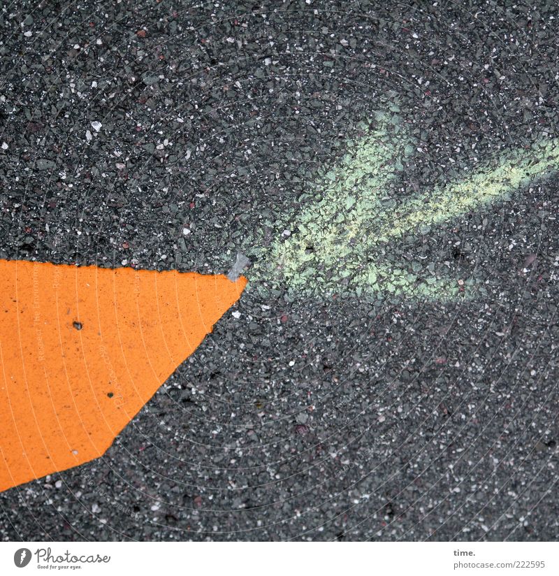 HH10.2 | Street Love Schilder & Markierungen Pfeil Spitze orange Kreide Asphalt begegnen Hinweis Zweck Funktion Information Verschiedenheit Farbfoto