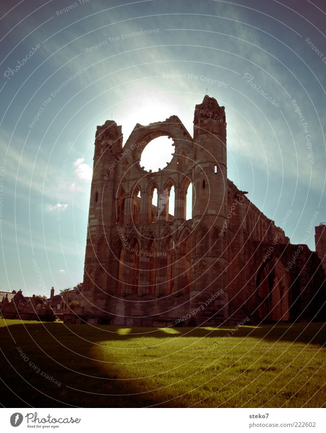 Die Säulen von Elgin Himmel Sonne Wiese Kirche Ruine alt groß Verfall Vergangenheit Vergänglichkeit Schottland Kathedrale Gegenlicht Gedeckte Farben