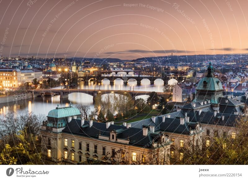 Über sieben Brücken Prag Tschechien Hauptstadt Altstadt Haus Sehenswürdigkeit Karlsbrücke alt groß historisch schön mehrfarbig Horizont Idylle Strakova Akademie