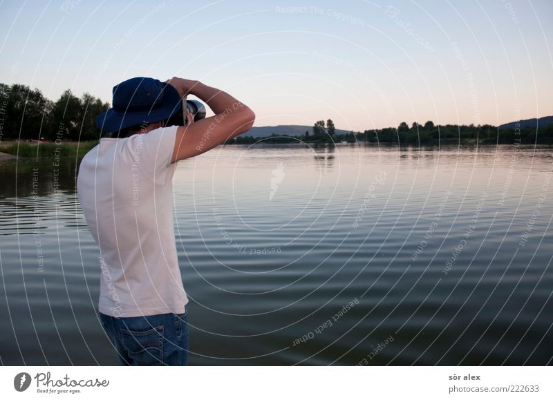 Haltung Fotograf Mensch maskulin Junger Mann Jugendliche Erwachsene Oberkörper 1 18-30 Jahre Natur Landschaft Wasser Himmel Wolkenloser Himmel Sonnenaufgang