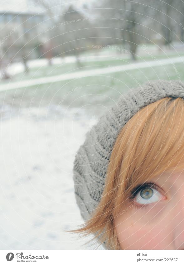 Flocke, wo bleibst du? feminin Junge Frau Jugendliche Auge Schnee beobachten grau grün weiß Vorfreude Park Winter Wollmütze Farbfoto Außenaufnahme
