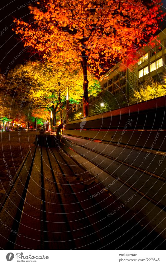 Lichtbank Berlin Stadt Hauptstadt gelb grün rot schwarz weiß Farbfoto mehrfarbig Außenaufnahme Nacht Kunstlicht Langzeitbelichtung Froschperspektive Weitwinkel