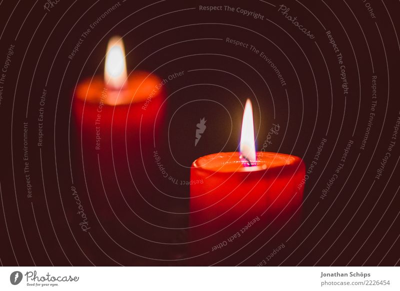 rote brennenden Kerzen vor dunklem Hintergrund zu Weihnachten Wohlgefühl Meditation Häusliches Leben Dekoration & Verzierung Weihnachten & Advent Wärme leuchten
