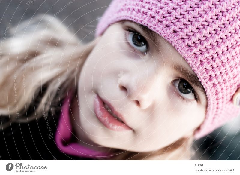 Mädchen Kind Kindheit Gesicht 1 Mensch 3-8 Jahre Mütze Farbfoto Außenaufnahme Schwache Tiefenschärfe Porträt Blick in die Kamera mädchenhaft kindlich Anschnitt