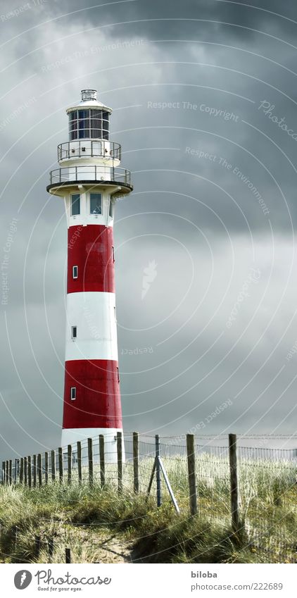 Leuchtturmromantik Wolken Gewitterwolken Schifffahrt alt rot weiß Stimmung Navigation Orientierungszeichen Nordsee HDR Menschenleer Zaun Gras Düne rot-weiß