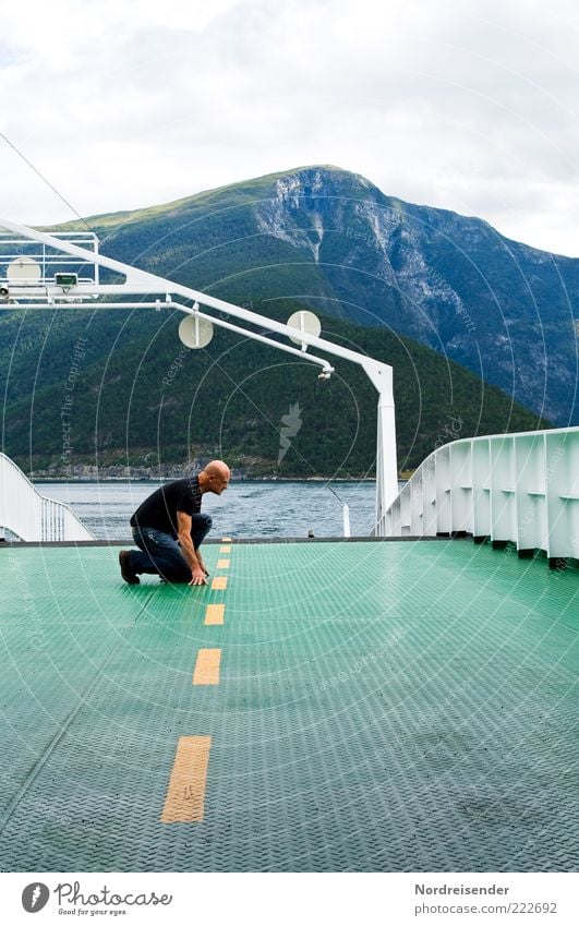 Mann kniet auf einem Schiffsdeck Lifestyle Ferien & Urlaub & Reisen Mensch maskulin Erwachsene Leben Landschaft Wasser Sommer Fjord Verkehrsmittel Verkehrswege