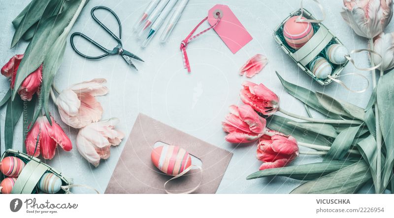 Tisch flat lay mit Ostern Dekoration und Tulpen Stil Design Sommer Häusliches Leben Dekoration & Verzierung Blume Blumenstrauß trendy rosa Tradition