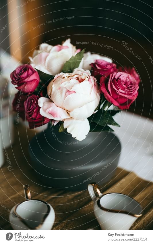 Blumen in Vase auf Kaffeetisch Heißgetränk Kakao Lifestyle elegant Stil Design Wellness harmonisch Wohlgefühl Zufriedenheit Erholung ruhig Häusliches Leben