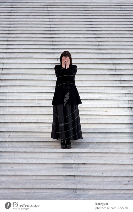 Kassandra Mensch feminin Frau Erwachsene 1 Fußgänger Mode Stoff Damenschuhe schwarzhaarig Stein stehen außergewöhnlich Gefühle Stimmung ignorant Angst