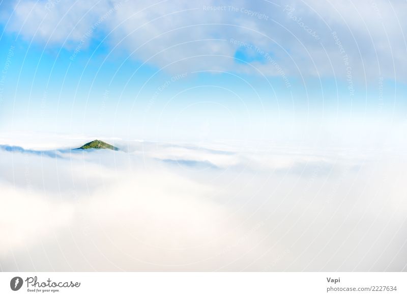 Grüne Bergspitze in Wolken schön Ferien & Urlaub & Reisen Sommer Meer Insel Berge u. Gebirge Natur Landschaft Himmel Horizont Nebel Hügel Gipfel Vulkan