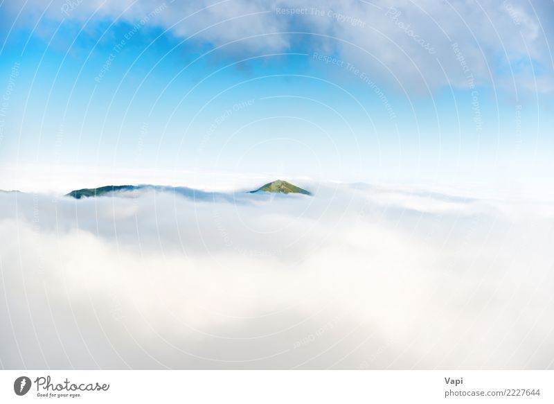 Grüne Bergspitze in Wolken schön Ferien & Urlaub & Reisen Sommer Meer Insel Berge u. Gebirge Natur Landschaft Himmel Horizont Nebel Gras Hügel Vulkan Fluggerät