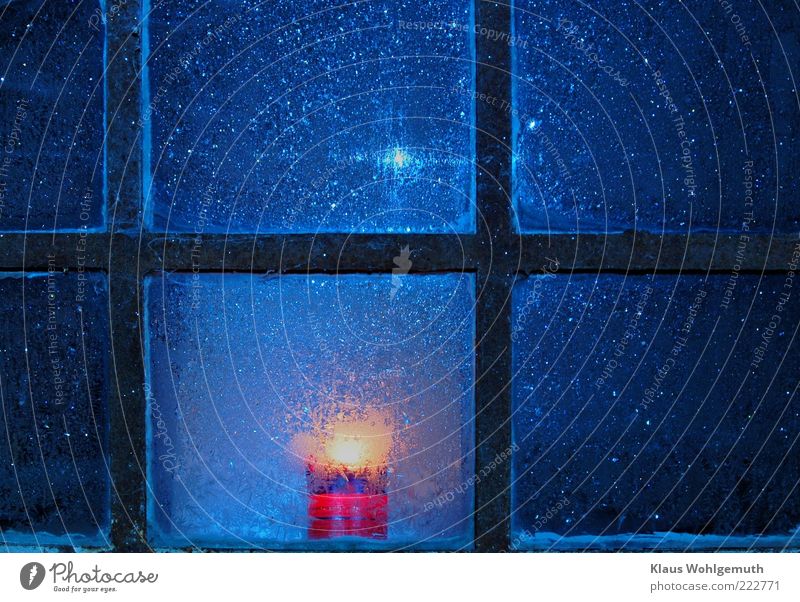 Einsame Kerze brennt hinter einem  rostigen Sprossenfenster mit Eisbumen ruhig Dekoration & Verzierung Winter Frost Gebäude Fenster Glas Kristalle frieren