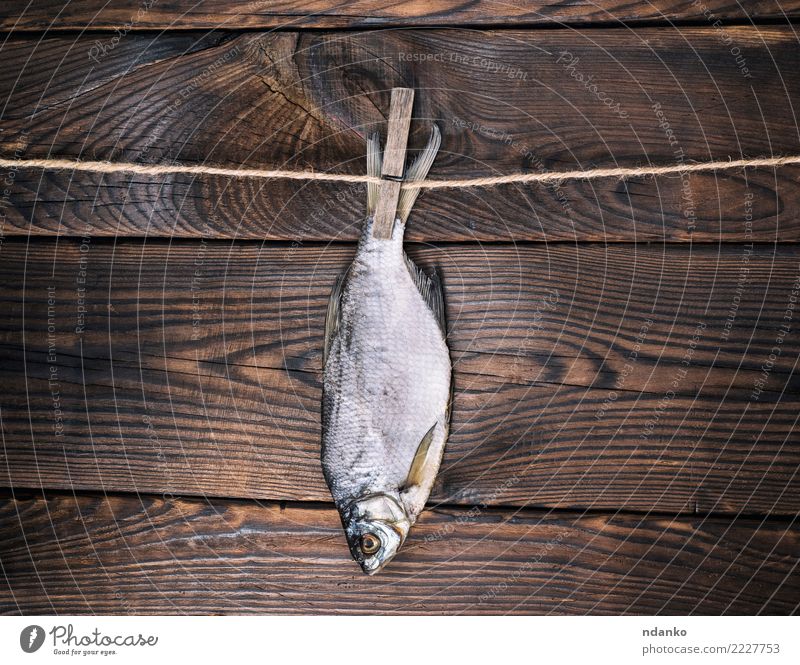 getrockneter gesalzener Fisch Widder Meeresfrüchte Ernährung Seil Natur Tier Holz hängen natürlich oben braun Wäscheklammern Vorbereitung Leerraum Rotauge Snack
