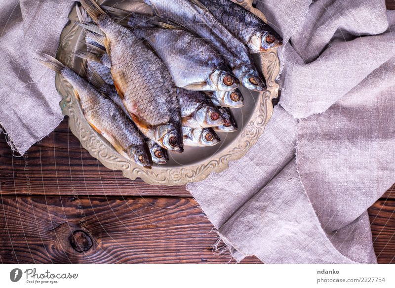 getrockneter gesalzener Fisch Widder Meeresfrüchte Teller Natur Tier Holz Essen natürlich oben braun grau Rotauge Hintergrund Lebensmittel trocknen Vorbereitung