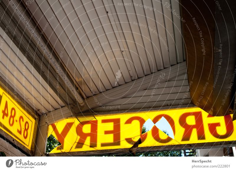 Grocery Store Schriftzeichen Schilder & Markierungen alt kaputt trist gelb grau rot Supermarkt Vordach Loch durchlöchert Buchstaben spiegelverkehrt Brooklyn