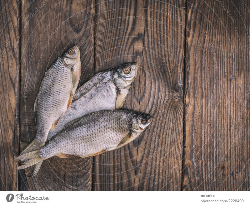 Drei Plötze Fisch mit Waage Meeresfrüchte Ernährung Natur Tier Holz Essen natürlich oben braun Vorbereitung Leerraum Rotauge Snack Lebensmittel Hintergrund