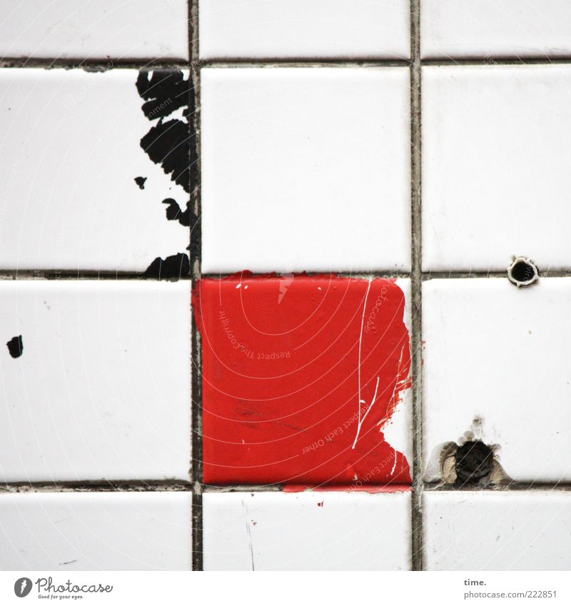 HH10.2 | Public Tile Art Kreuz außergewöhnlich dreckig kaputt rot schwarz Farbe Ecke Bohrloch Dübel scheckig parallel vertikal horizontal Folie Farbstoff
