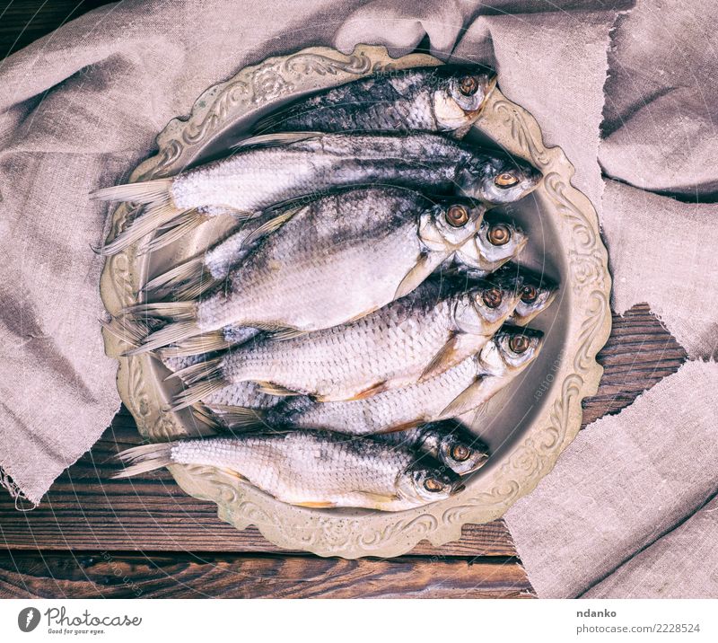 getrockneter gesalzener Fisch Widder Meeresfrüchte Teller Menschengruppe Natur Tier Holz Essen natürlich oben braun grau Rotauge Hintergrund Lebensmittel