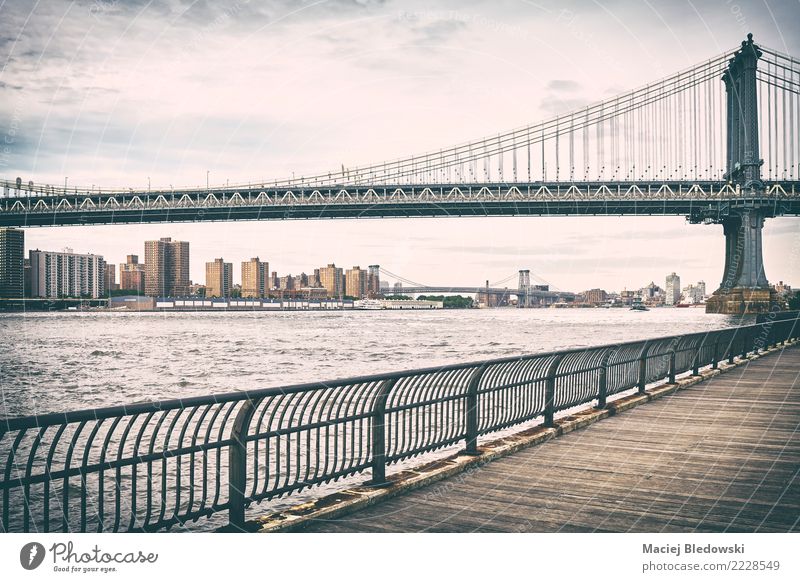 Altes Film stilisiertes Bild von Manhattan Bridge. Fluss Stadt Brücke Gebäude Architektur Wahrzeichen retro träumen Traurigkeit Heimweh Einsamkeit einzigartig