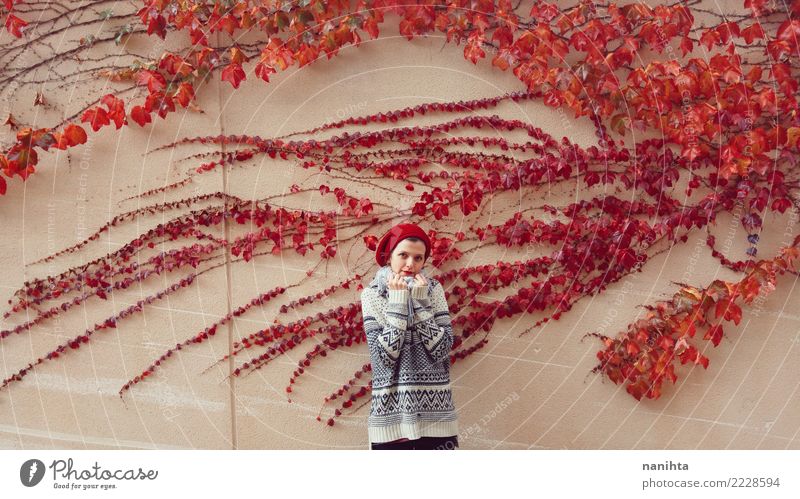junge Frau, die nahe einem roten Efeu aufwirft Mensch feminin Junge Frau Jugendliche 1 18-30 Jahre Erwachsene Natur Pflanze Herbst Winter Blatt Mauer Wand
