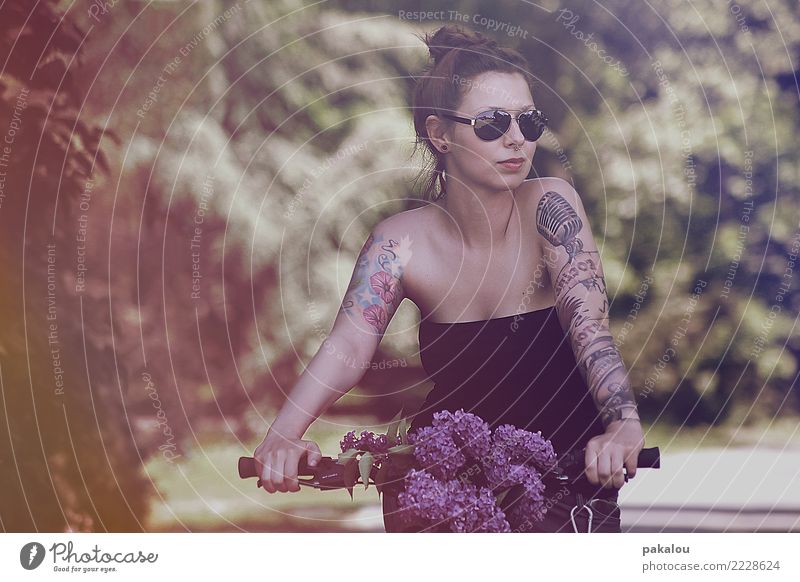 Hörst du die Vögel zwitschern? Fahrradfahren feminin Frau Erwachsene 1 Mensch 18-30 Jahre Jugendliche Natur Pflanze Blume Park Sonnenbrille genießen Blick Sport