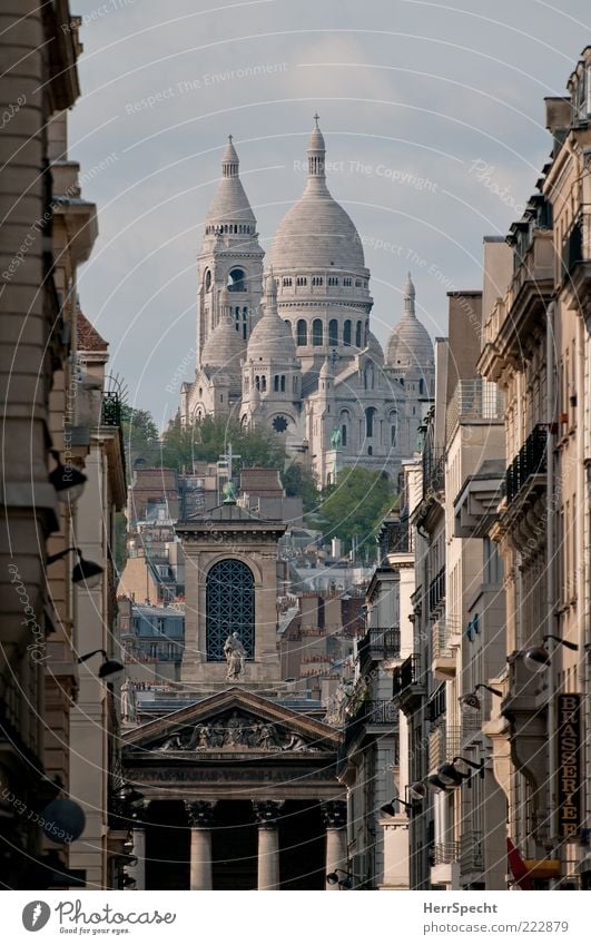 Sacré-Cœur de Montmartre Paris Hauptstadt Altstadt Gebäude Architektur Sehenswürdigkeit Wahrzeichen Sacré-Coeur braun grau erhaben Durchblick Perspektive