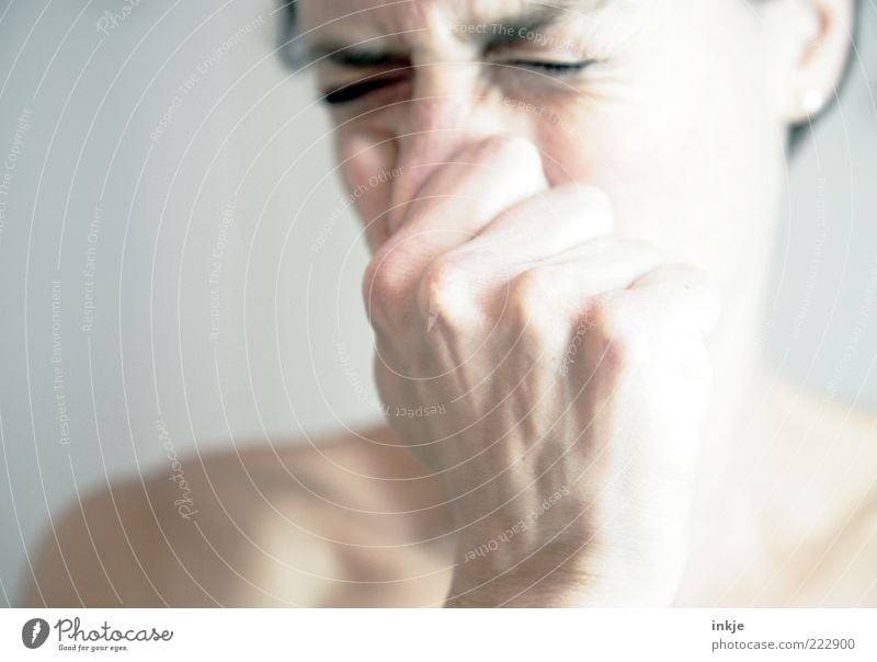 übelste Geruchsbelästigung Allergie Mensch Erwachsene Leben Kopf Gesicht Nase Hand 1 30-45 Jahre Ekel kalt sauer Gefühle Hemmung Entsetzen Übelriechend igitt