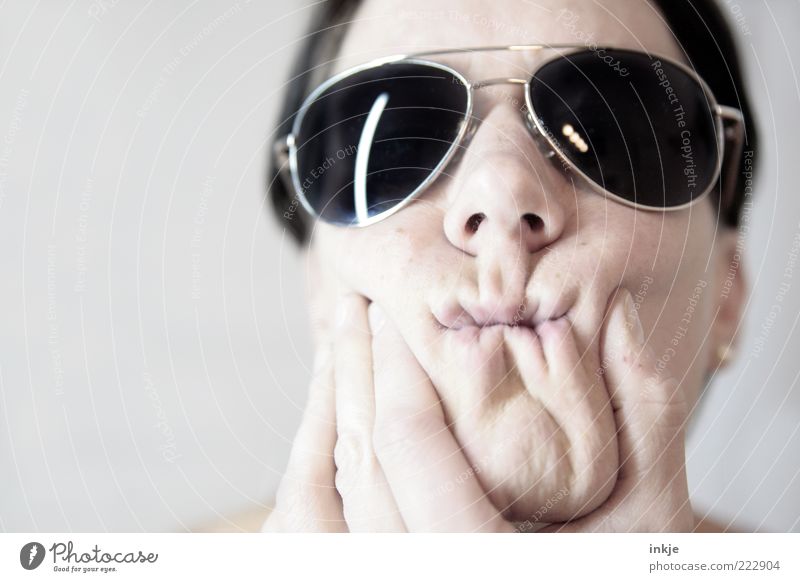 Haben Sie Ihre Falten im Griff? schön Gesicht Mensch Erwachsene Leben Mund Hand Accessoire Sonnenbrille Pilotenbrille außergewöhnlich lustig nah verrückt weich