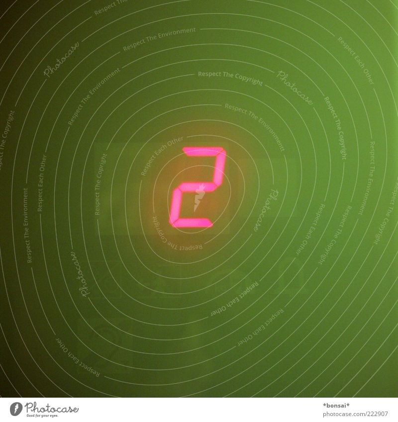 abwärts Anzeige Fahrstuhl Kunststoff Zeichen Ziffern & Zahlen fahren leuchten eckig einfach grün rot Design Fortschritt Geschwindigkeit Mobilität Ziel Touchpad