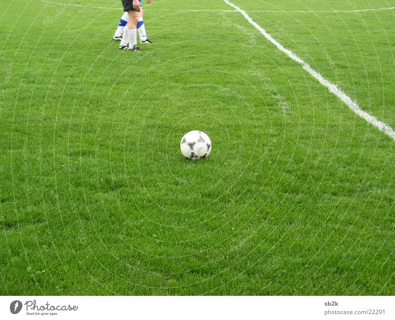 Freistoß Wiese Spielfeld Seite Gras Linienrichter ruhig kürzen Spielzug Taktik Sport Fußball Ball Rasen Kreide Trickots