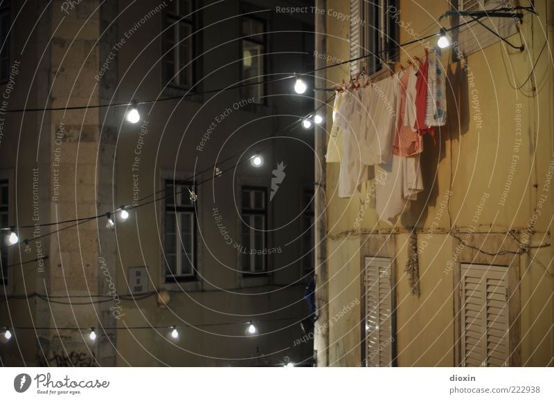 Sommernacht Kabel Glühbirne Lichterkette Lissabon Portugal Hauptstadt Altstadt Menschenleer Haus Gebäude Architektur Mauer Wand Fassade Fenster hängen leuchten