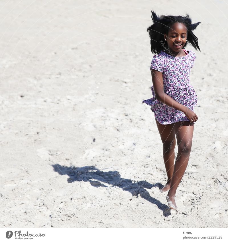 Strandlauf feminin Mädchen 1 Mensch Sand Ostsee Kleid schwarzhaarig langhaarig Bewegung lachen laufen rennen Fröhlichkeit Glück schön Lebensfreude Leidenschaft